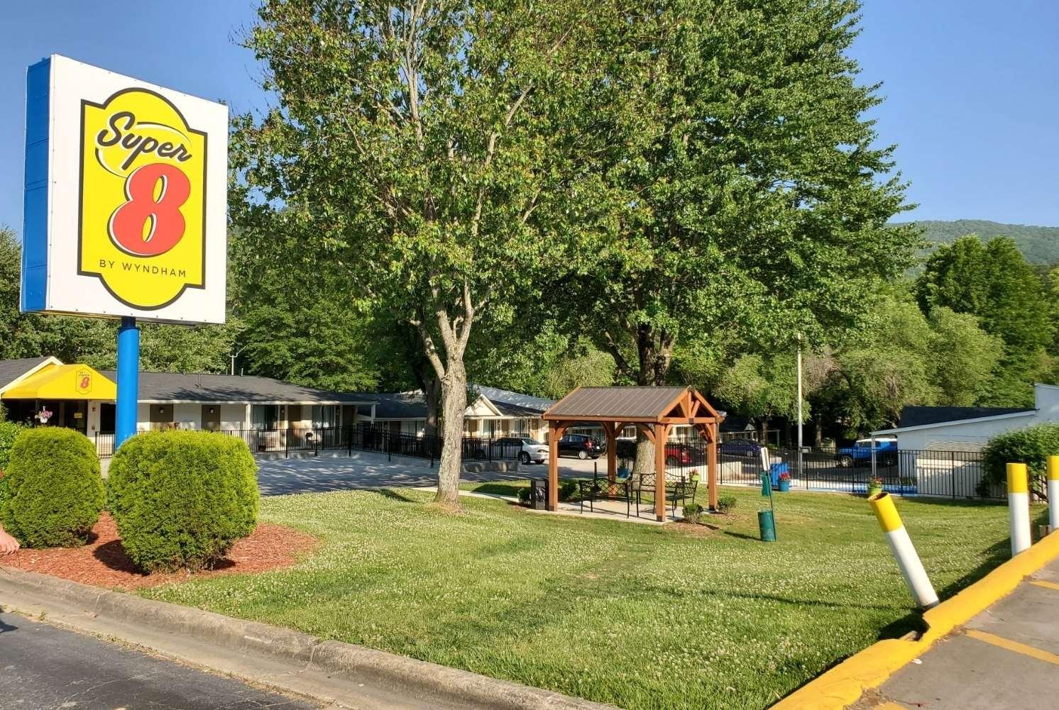 Super 8 By Wyndham Asheville/Biltmore Eksteriør billede