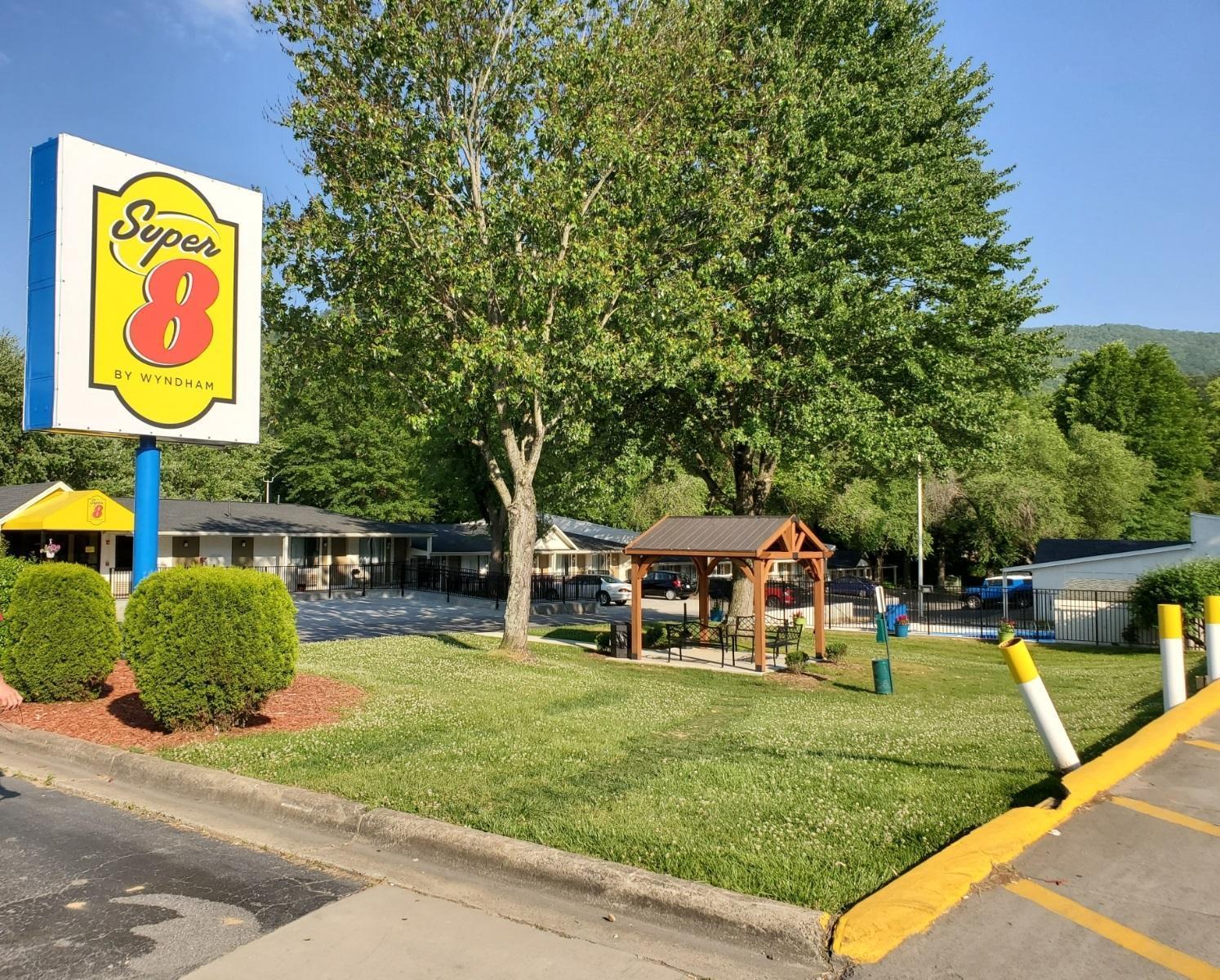 Super 8 By Wyndham Asheville/Biltmore Eksteriør billede