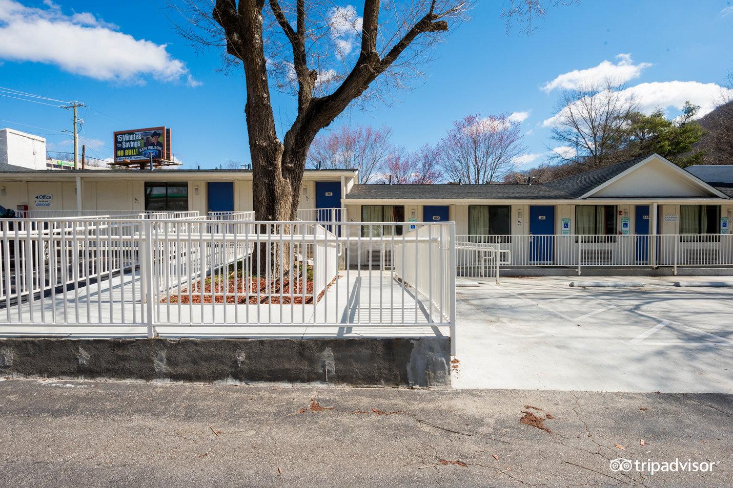 Super 8 By Wyndham Asheville/Biltmore Eksteriør billede